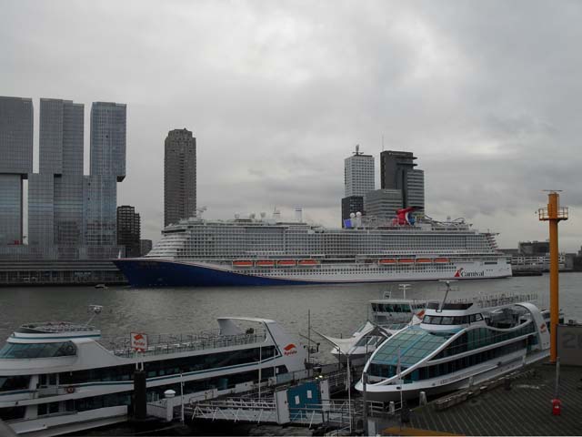 Cruiseschip ms Madri Gras van Carnival Cruise Line aan de Cruise Terminal Rotterdam